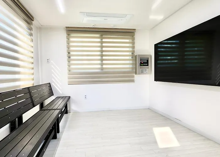 A Large House With 4 Bedrooms And 3 Bathrooms, Suitable For 16 People